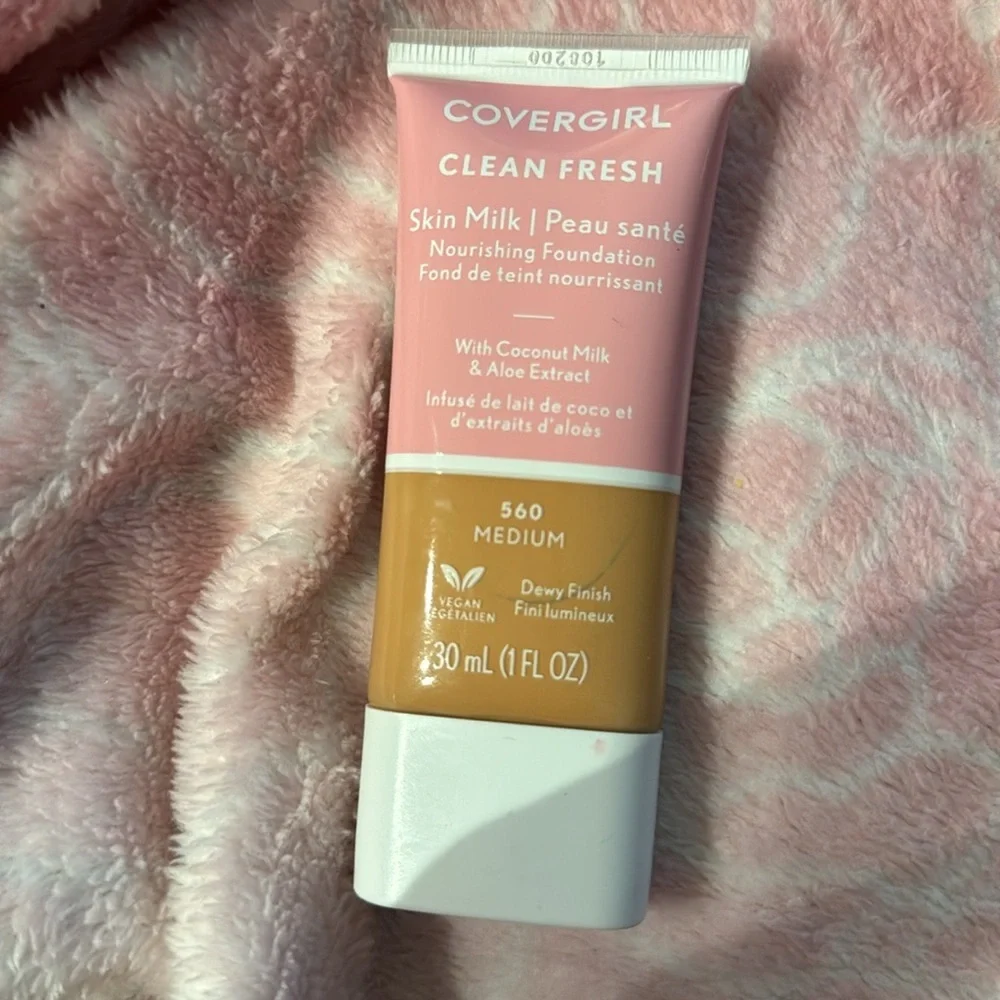 COVERGIRL Clean Fresh Skin Milk Foundation Dewy Finish - 560 Medium -‎ 1 fl oz